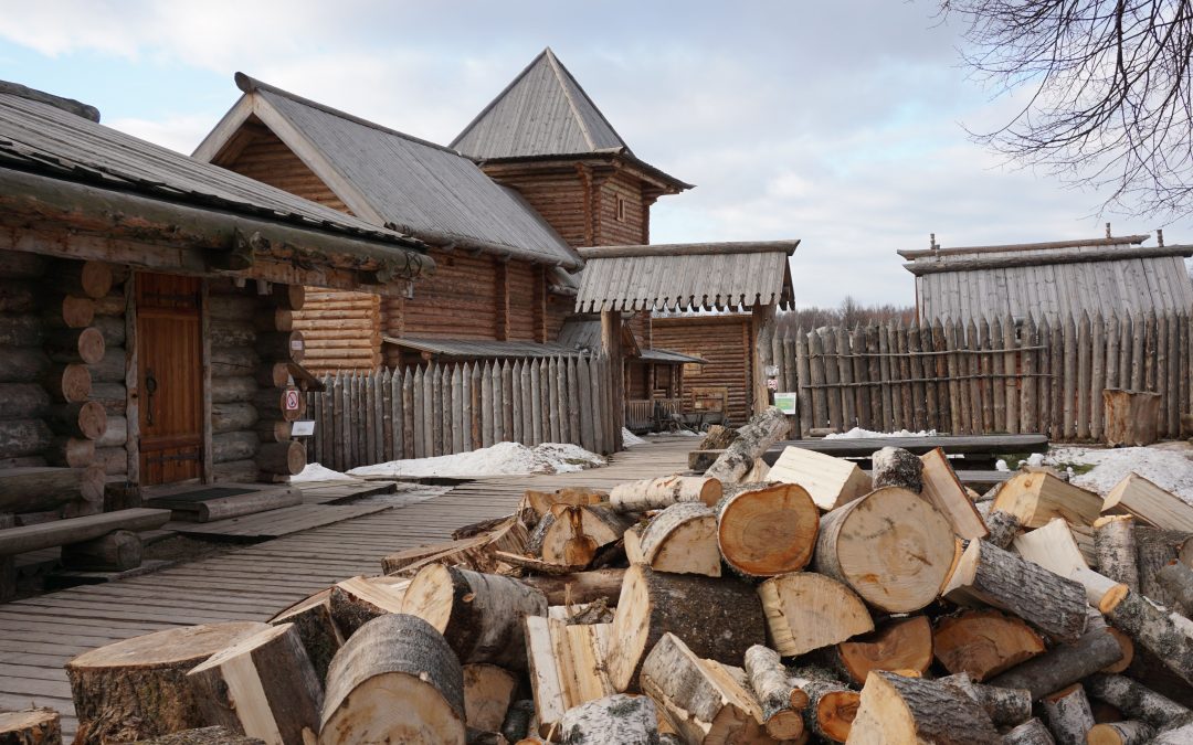 Víte, jak správně sušit dřevo na topení?
